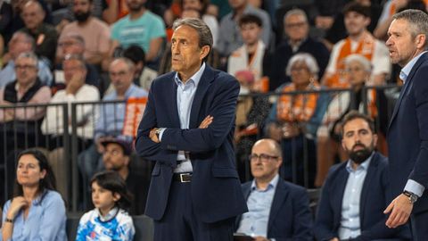 Luis Casimiro, este domingo en el banquillo del Roig Arena.