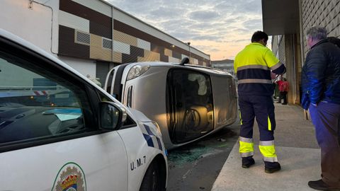 El turismo accidentado en la calle Polígono en O Temple, en Cambre