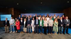 Las 34 personas de la lista electoral del PP en Lugo en Finca la Fortaleza. En el centro de verde Elena Candia, a la izquierda, Alfonso Rueda