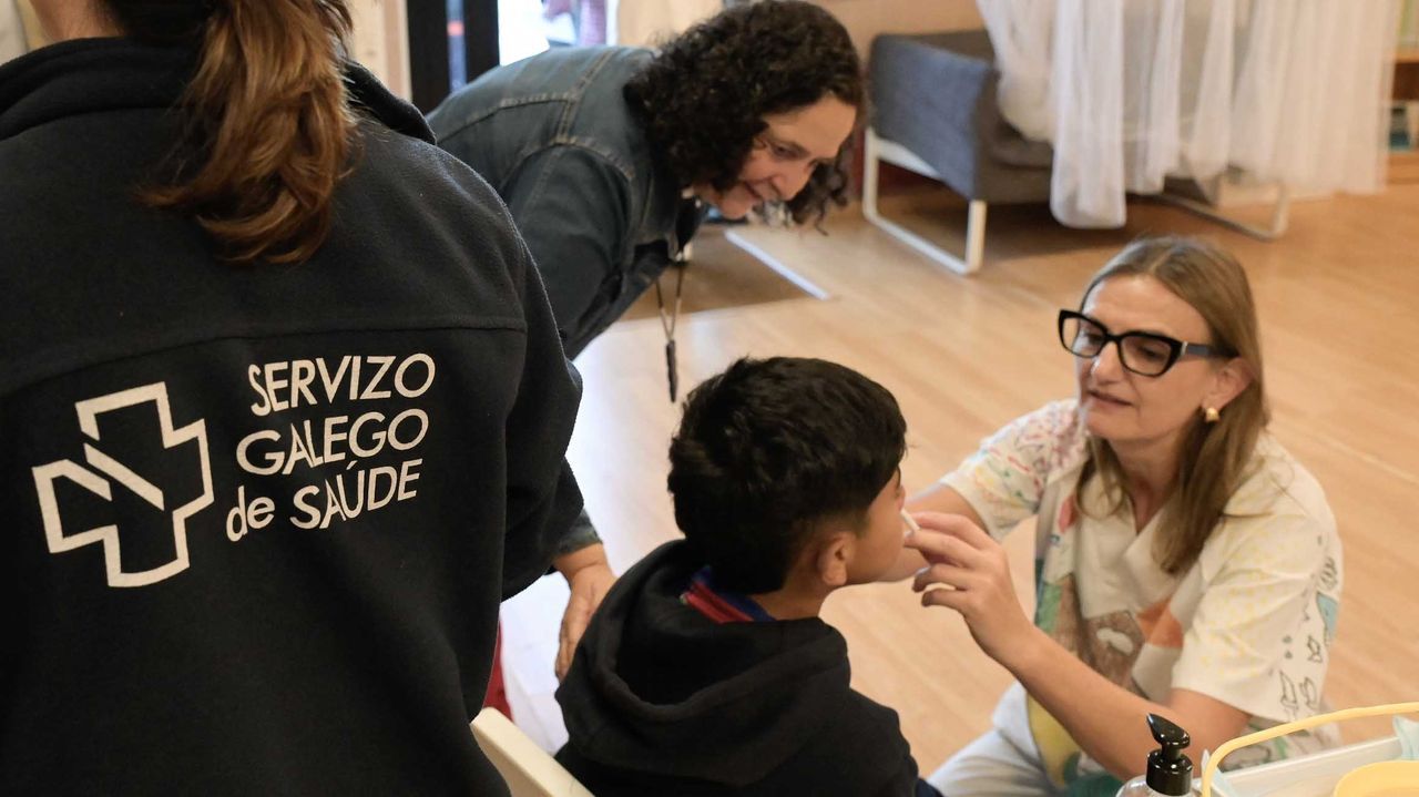 Más de 6.600 escolares del área sanitaria de A Coruña se vacunan de la gripe sin salir del colegio