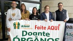 Profesionales del área sanitaria de Ferrol y de Alcer, delante del Concello de Narón, donde montaron una mesa informativa