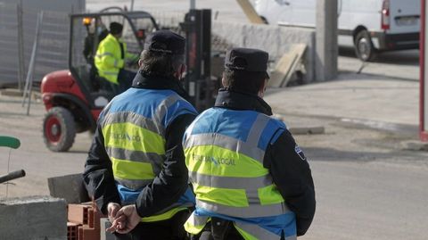 Dos agentes de la Polic&iacute;a Local de Chantada en una imagen de archivo