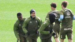 Ilaix Moriba y Mat�as Vecino, con Aidoo al fondo, en un entrenamiento en Mos.