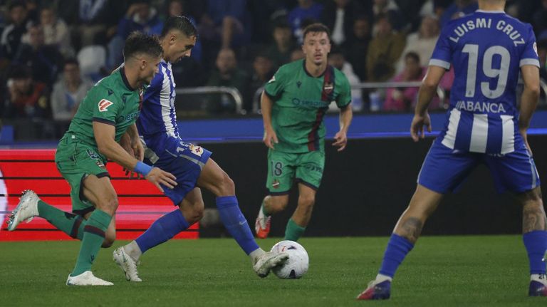 Yeremay, entre varios rivales del Levante