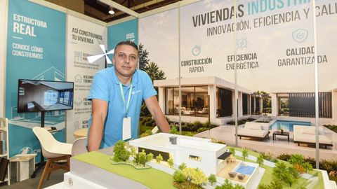 Antonio Castro, socio de Casl�a, no espazo expositor da empresa no recinto feiral da Semana Verde de Silleda.