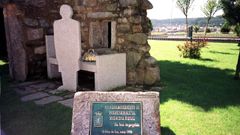 Monumento al m�dico rural en el concello de Cee