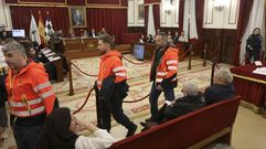Bomberos abandonando el sal�n de plenos ferrolano en la sesi�n de fin de mes de enero, a la que llevaron sus demandas.