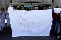 Un grupo de trabajadores del Hospital do Saln�s protestaron ayer a las puertas del centro.