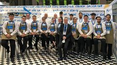 Alumnado y profesorado de la escuela de A Barcia ofrecen la mejor gastronom�a en el estand gallego de Fitur.