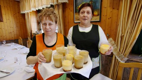 Casi todos los comensales del bar Abad (Aranga), también llamada Casa Cuca, piden el flan casero de postre