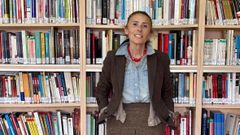 Ana Facal en la biblioteca del instituto Maximino Romero de Lema