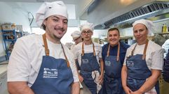 Eloi, Xabier y Sonia, alumnos del taller de hosteler�a, junto con su profesor, Paco (vestido de azul).