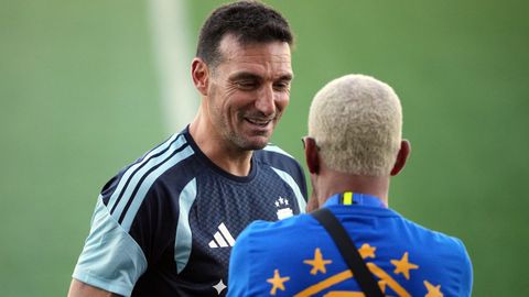 Scaloni junto a Djalminha