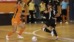 Elena Arag�n pugna por la pelota con una rival en el Burela-M�stoles