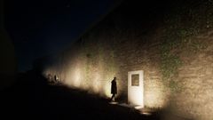 Recreaci�n del monumento en memoria de las v�ctimas del franquismo, con el muro iluminado
