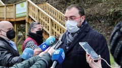 El presidente del Principado, Adri�n Barb�n, en una visita a Luarca