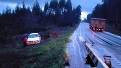 Salida de v�a ocurrida esta tarde en la carretera que une Coristanco con Santa Comba.