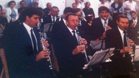 Sierra, na súa última etapa como clarinetista na Banda Municipal de Música de A Coruña, no centro da fotografía.