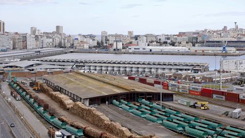 En primer trmino, terminal de mercancas de San Diego. Detrs, muelles de A Palloza, Linares Rivas y Calvo Sotelo