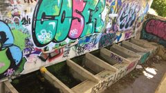 La imagen m�s llamativa del parque de Sadarriba es el estado del antiguo lavadero, pasto de los v�ndalos, los ladrones y los grafiteros.