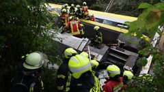 Varios rescatadores trabajan en la b�squeda de supervivientes en el tren accidentado en el distrito de Biberach.