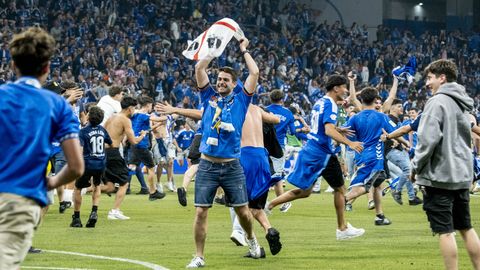 La afición del Real Oviedo celebra el ascenso a Primera División