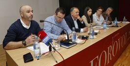 Lito Mallo, Pablo Canosa, Jos� Manuel L�pez, Ver�nica Couto, Sof�a Agrafojo y Roberto Garc�a ayer en la Casa da Cultura larachesa. 