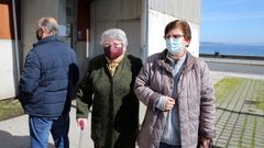 Ramona sal�a contenta del centro de salud de Ribeira tras recibir la primera dosis de la vacuna