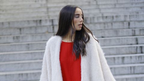 El poncho y el vestido son de la firma gallega Astam