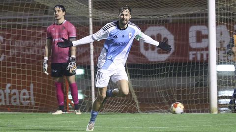 Parapar, tras marcar el segundo gol del Compos ante el Boiro