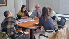 T�cnicos y el jefe territorial de Educaci�n, C�sar P�rez, se reunieron este martes con el director y la presidenta de la ANPA del colegio