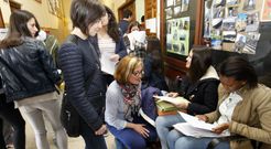 Alumnos de segundo de Bahillerato repasando en los pasillos del IES Vilar Ponte tras una prueba. 