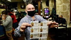 El hostelero Crist�bal Canoura, mostrando los d�cimos d�as antes del sorteo navide�o