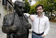 Xulio Pardo de Neyra, xunto á estatua de Ánxel Fole en Lugo, do que ten escrito ensaios. 
