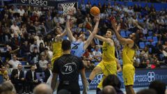 El p�vot croata Danko Brankovic, autor de los primeros puntos del Breog�n en el partido, trata de convertir una canasta ante la defensa de los jugadores visitantes Shemadini, Abromaitis y Scrubb