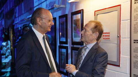 Xosé Luís Vilela, director de la Fundación Santiago Rey Fernández-Latorre, charla con Roberto Blanco Valdés, vicepresidente de la Fundación Santiago Rey Fernández-Latorre