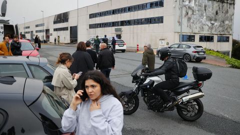 Empleados de Trison en el lugar tras el incendio de la nave en Sada