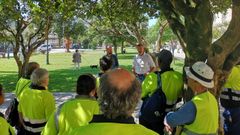 Los concejales de Pontevedra Iv�n Puentes y Marcos Rey dan la bienvenida a los 20 nuevos trabajadores de jardines