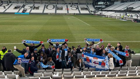 Parte de los aficionados marianos en el estadio del Burgos CF.