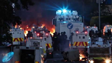 Agentes de la polic�a en la zona de los disturbios en Belfast.