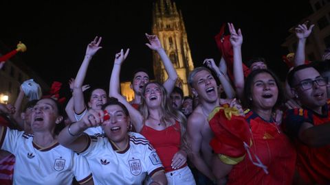 Aficionados en la Plaza de la Catedral de Oviedo celebran la victoria de la selecci�n espa�ola en la final del mundial 2026 tras derrotar a Argentina en el encuentro que han disputado este domingo en Nueva York
