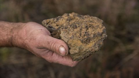 En el terreno se encuentran numerosos fragmentos de mineral de hierro