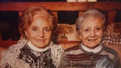 Mar�a Eugenia (derecha), junto a su hermana Mar�a Pilar, tambi�n fallecida, en Vilarrube, en Valdovi�o