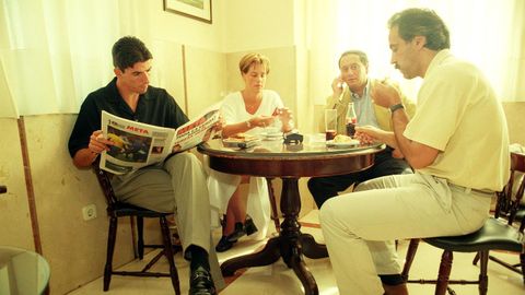 ROY MAKAAY EN LA CAFETERIA DEL SANATORIO MODELO ESPERANDO PARA PASAR EL RECONOCIMIENTO MEDICO ACOMPAADO DE SU MUJER , DE BARROS BOTANA Y DE  , RICHARD MOAR.