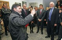 El p�rroco bendice el edificio con agua bendita en el momento previo a la inauguraci�n. 