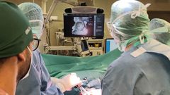 El robot gu�a a los cirujanos durante la intervenci�n