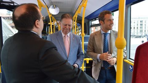 Canteli y Cuesta presentan el primer autob�s urbano articulado h�brido