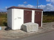 Uno de los centros transformadores el�ctricos de Nantes, con su peculiar candado de granito delante. 
