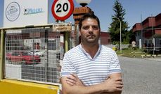 Carlos Iglesias, ante la f�brica a la espera de soluciones.