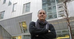 El arquitecto Antonio Davila, ante la fachada del edificio colegial de Vigo. 